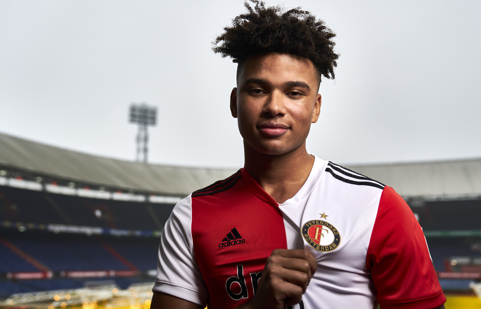 Denzel Hall tekent nieuw contract bij Feyenoord